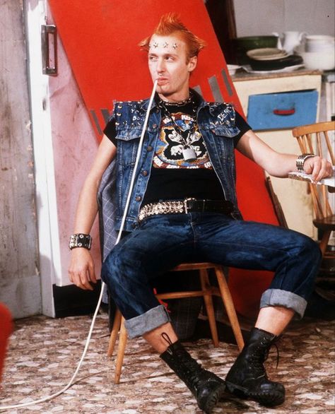 Britain Funny, 80s Punk Fashion, Ade Edmondson, Punk Fashion Mens, Celebrity Mugshots, Jennifer Saunders, The Young Ones, Comedy Actors, British Comedy