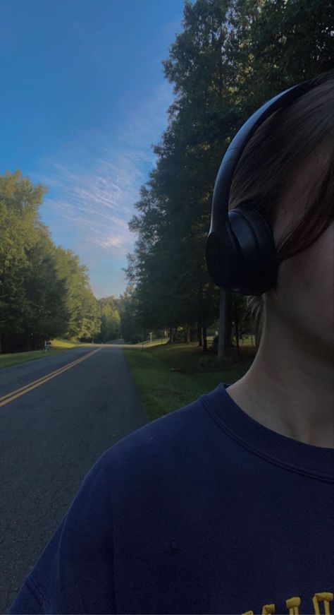 Walking And Listening To Music, Listening To Podcasts Aesthetic, Listen To Podcast Aesthetic, Listening Podcast Aesthetic, Podcast Girl Aesthetic, Listening To Podcast Aesthetic, Walking With Headphones, Listen To Music Aesthetic, Girl Listening To Music Aesthetic