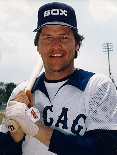 Carlton Fisk - Chicago White Sox Most Red Sox fans forget the Fisk played 2 more seasons and 400+ more games for the White Sox Chicago Sports Teams, Chicago White Sox Baseball, Chicago Baseball, White Sox Baseball, Red Socks Fan, Baseball Uniforms, Chicago Sports, Sports Hero, Mlb Teams