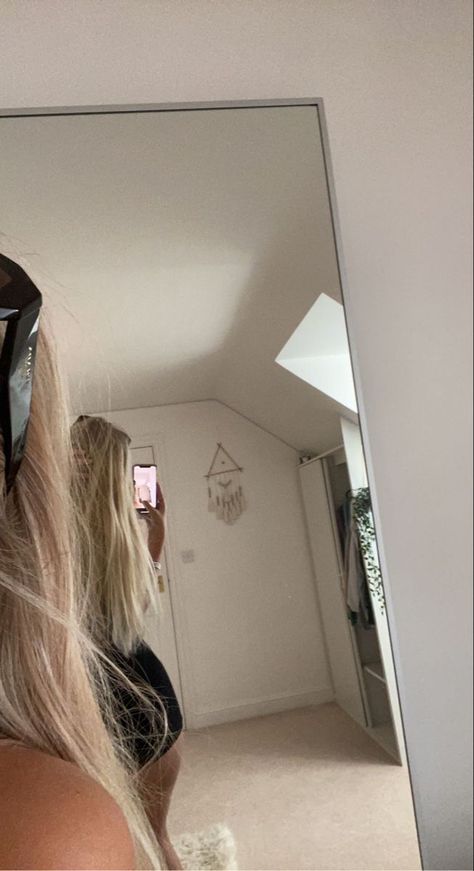 Blonde Hair Mirror Selfie No Face, Blonde Girl Snaps No Face, Blonde Mirror Pic, Blonde Girl Snaps, Blonde Back, Blonde Selfies, Baby Blonde Hair, Roblox Stories, Catfish Girl