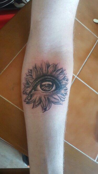 Sunflower eye tattoo Chest Tattoo Eye, Shine Tattoo, Tattoo Sonne, Nova Tattoo, Rad Tattoos, Happiness Tattoo, Tattoo Eye, Sun Tattoo Designs, Tattoo Background