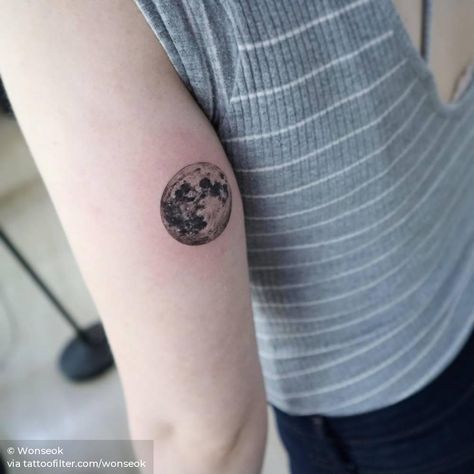 Full moon tattoo on the back of the left arm. Realistic Moon Tattoo, Tattoo On The Back, Tricep Tattoos, Moon Sun Tattoo, Full Moon Tattoo, Planet Tattoos, Explore Tattoo, Moon Tattoo Designs, Little Tattoos