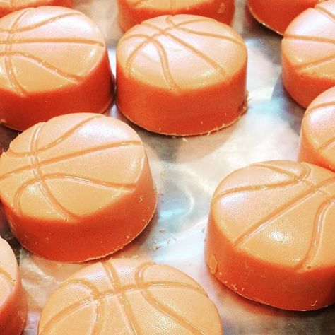 Adriana Molinaro on Instagram: "Chocolate -Covered Oreo Basketballs 🏀" Basketball Oreos, Basketball Party, January 27, Chocolate Covered Oreos, Chocolate Covered, Oreo, Basketball, On Instagram, Instagram