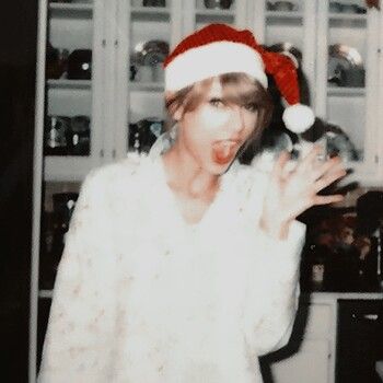 Taylor Swift Thanksgiving, Taylor Swift Christmas Pfp, Taylor Swift Christmas Wallpaper Laptop, Eggnog Cookie, Taylor Swift Christmas, Taylor Swift Fotos, Miss Americana, Christmas Concert, Estilo Taylor Swift