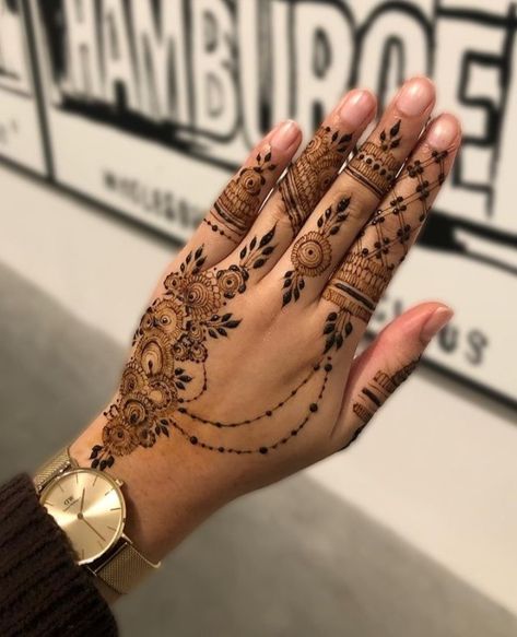 Back Hand Henna Design, Simple Henna Designs Hand, Short Mehndi, Arabic Bridal Mehndi Designs, Back Hand Henna, Ramadhan Quotes, Short Mehndi Design, Eid Mehndi, Henna Designs Wrist