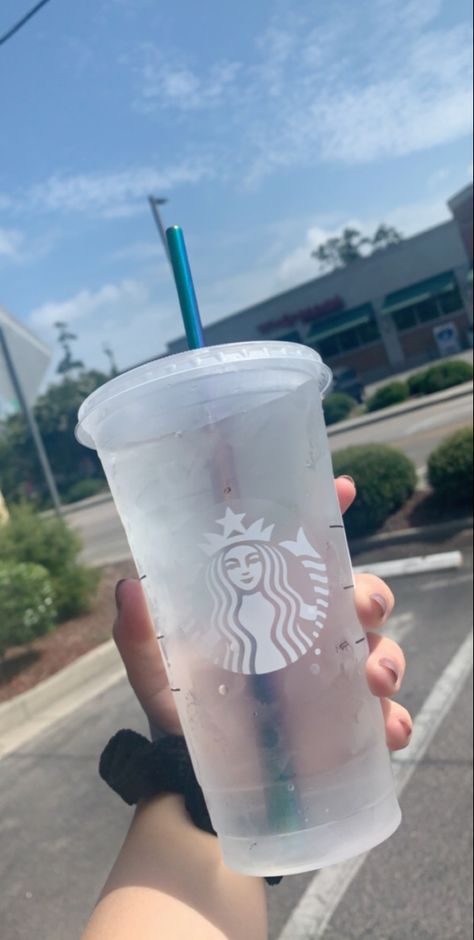 Water with reuseable straw #starbucks #water #aesthetic Minum Air Putih Aesthetic, Starbucks Tumbler Aesthetic, Air Putih Aesthetic, Ice Drink Aesthetic, Bottle Of Water Aesthetic, Water Cup Aesthetic, Drink Bottle Aesthetic, Ice Water Aesthetic, Water Aesthetic Drink