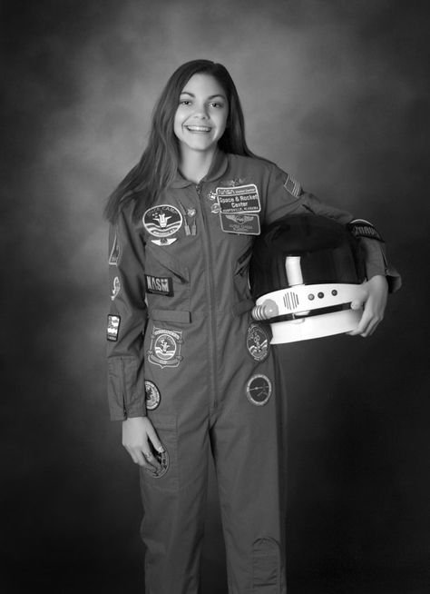 Alyssa Carson, the 19-year-old astronaut who became the youngest person in history to pass all NASA aerospace tests and who is now preparing to be the first human to travel to Mars. Women Astronauts, Alyssa Carson, Female Astronaut, First Human, Space Rocket, First Humans, Keith Richards, Personalities, Nasa