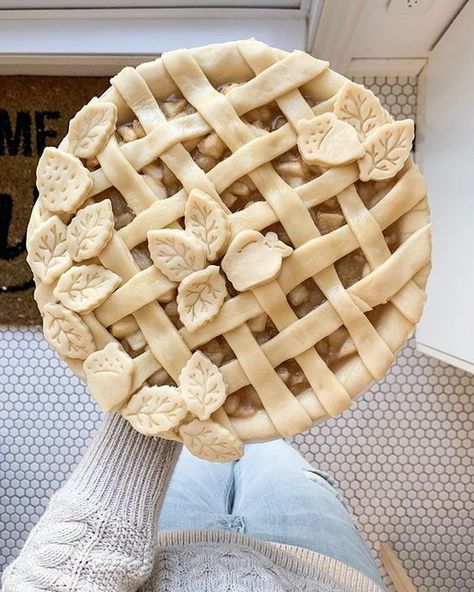 Pie Top Crust Design, Pie Crust Designs Easy, Apple Pie Crust Designs, Fancy Apple Pie, Lattice Pie Crust Designs, Pretty Pie Crust, Pie Crust Art, Crust Designs, Apple Pie Crust