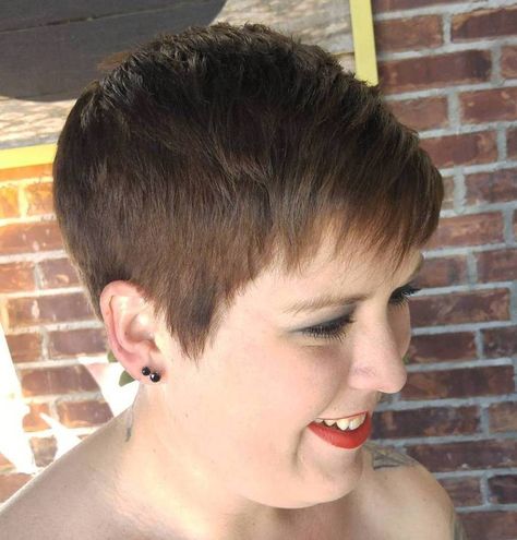 Extra Short Pixie For Round Face Double Chin Hairstyles, Pixie Cut Round Face, Hairstyles For Fat Faces, Popular Short Haircuts, Short Hair Cuts For Round Faces, Classy Hairstyles, Cute Short Haircuts, Sopot, Round Face Haircuts