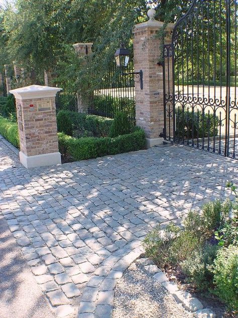 Cobbled Driveway, Front Garden Ideas Driveway, Garden Ideas Driveway, Driveway Entrance Landscaping, Cobblestone Driveway, Brick Driveway, Driveway Paving, Stone Driveway, Driveway Entrance