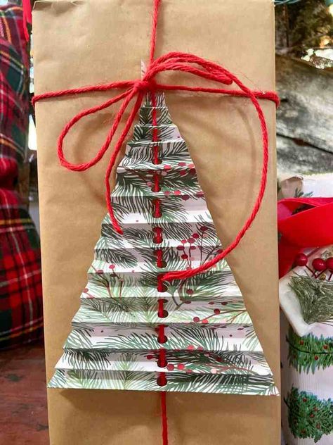 Diy Gift Bags From Wrapping Paper, Diy Gift Wrapping Tutorial, Homemade Gift Bags, Its A Wrap, Pretty Gift Wrapping Ideas, Joy Christmas Card, Decorated Gift Bags, Gift Wrapping Techniques, Creative Gift Wraps