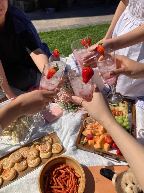 Trio Picnic Aesthetic, Spring Picnic Aesthetic Friends, Picnic Best Friend, Picnic Pics With Friends, Friend Picnic Aesthetic, Aesthetic Picnic Party, Picnic With Friends Ideas, Cute Picnic Ideas For Friends, Friend Picnic Ideas