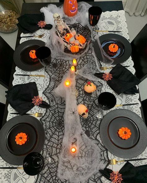 Halloween Decoration Table, Halloween Decorations 2024, Halloween Table Set Up, Halloween Cafe Decor, Tavola Halloween, Halloween Dinner Party Table, Halloween Party Table Setup, Halloween Table Decorations Party, Halloween Cakesicles