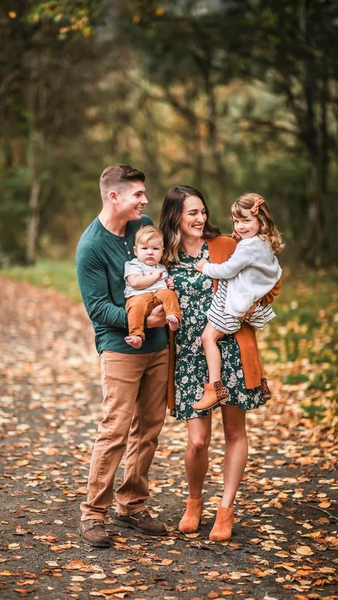 Pumpkin Photoshoot, Fall Photoshoot Family, Fall Family Photoshoot, Pumpkin Aesthetic, Family Christmas Pictures Outfits, Fall Family Outfits, Aesthetic Pumpkin, Family Photo Colors, Cute Family Photos