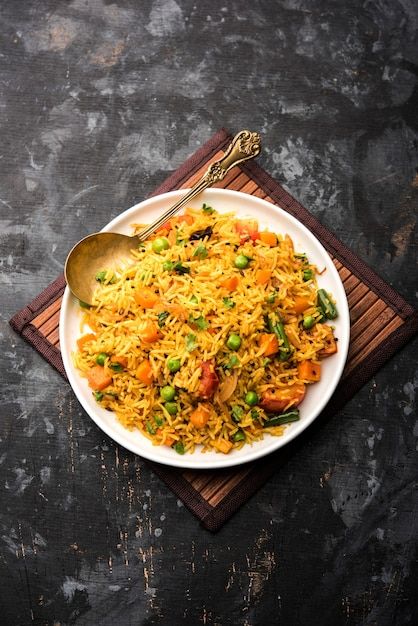 Tawa Pulao, Make Fried Rice, Making Fried Rice, Vegetable Prep, Jollof Rice, Indian Street, Food Matters, Indian Street Food, Mac N Cheese Recipe