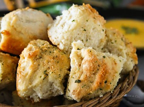 Dinner Rolls Recipes, Quick Easy Family Dinners, Beer Cheese Bread, Bread Dinner, Cheesy Pull Apart Bread, Bread Twists, Beer Dinner, Bread Pull Apart Recipes, Beer Bread Recipe