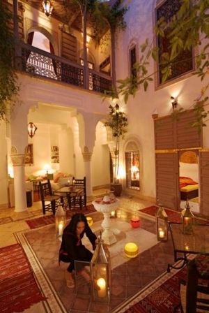 Courtyard at Night Arab Style Courtyard, Arab House Design, Arab Courtyard, Marakesh Decor Interiors, Middle East House, Middle Eastern House, Riad House, Pakistani Home Decor, Marrakech House