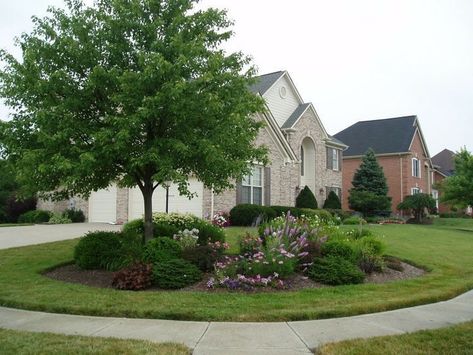 Corner Front Yard Landscaping Ideas, Corner Landscaping, Beautiful Landscaping, Privacy Landscaping, Simple Garden, Large Deck, Brick Exterior, Front Landscaping, Garden Shrubs