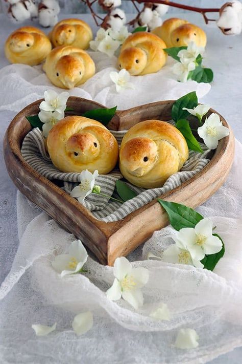 love-bird-buns-vert Bird Shaped Bread, Bird Bread Rolls, Bird Buns, Valentine Bread, Bird Bread, Easter Meal, Easter Resurrection, Croatian Food, Bread Rolls Recipe