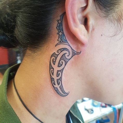 Tamoko mandala ear tattoo Mandala Ear Tattoo, Ta Moko Women, Māori Designs, Cultural Tattoos, Exotic Tattoos, Tato Maori, Eyebrow Slits, Polynesian Tattoos Women, Behind Ear Tattoos