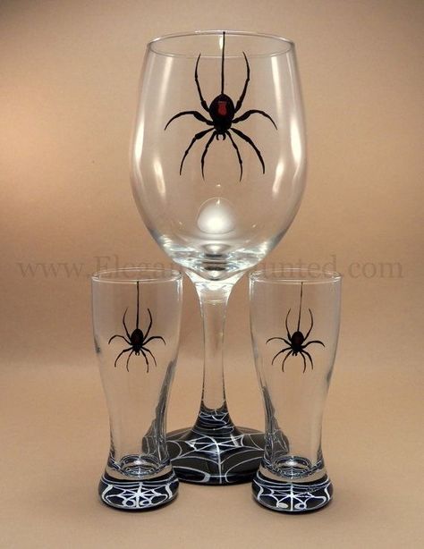 Glass Diy Ideas, Halloween Wine Glasses Diy, Wine Glass Diy, Halloween Wine Glasses, Halloween Glasses, Kustom Paint, Wine Glass Decor, Diy Wine Glasses, Widow Spider