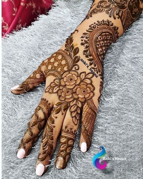 Dubai Pattern Mehendi Design, Stylish Henna Designs, Mehndi Fingers, Girly Henna, Khafif Mehndi, Floral Henna Designs, Mehndi Designs Bridal Hands, Beautiful Henna, Beginner Henna Designs