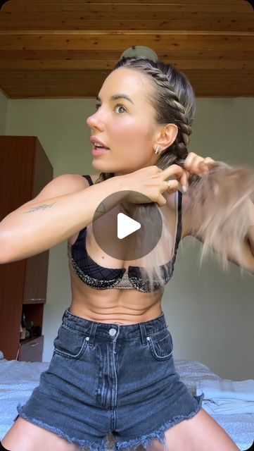 Emily Bizzo on Instagram: "TUTORIAL TRECCE per ottenere l’effetto Beach waves 🌊 (Home made, apprezzerete il gesto 🤓) #beachwaves #tutorialtrecce #trecce" Trendy Haircuts For Women, Growing Out Short Hair Styles, Trendy Short Haircuts, Instagram Tutorial, Trendy Short Hair Styles, Grow Out, Beach Waves, Jennifer Aniston, Womens Haircuts