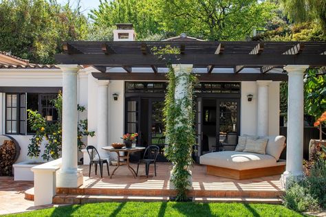 Kendall Jenner House Tour: All The Details From Her Los Angeles Pad Kendall Jenner House, Jenner House, Teal Kitchen, Best Modern House Design, Los Angeles Homes, Celebrity Houses, House Goals, Architectural Digest, House Inspo