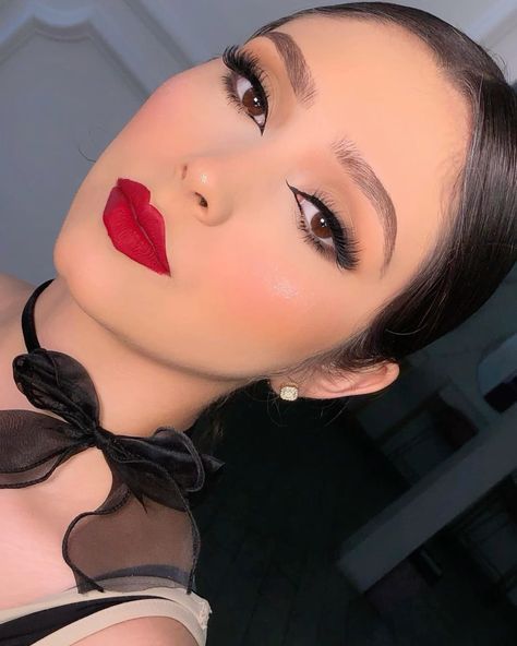 Bridesmaid Makeup Red Lips, Maquillaje Aesthetic Natural, Makeup Buchifresa, Buchona Makeup, Makeup For Burgundy Dress, Makeup Dia, Hollywood Glamour Makeup, Dark Smokey Eye Makeup, Red Lipstick Makeup Looks