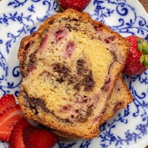 Chocolate Strawberry Bread - 365 Days of Baking Chocolate Strawberries Recipe, Strawberry Bread Recipes, Bread Quick, Strawberry Banana Bread, Delicious Banana Bread Recipe, Strawberry Nutella, Strawberry Pie Filling, Strawberry Bread, Lemon Blueberry Bread