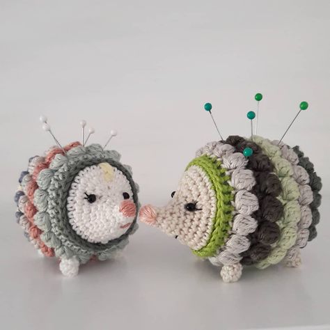 Helloooooo is it me you looking for? 💚💖 Pattern porcupine by @marindacrochets #crochet #haakjehappy #handmade #haken #porcupine… Stitch Purse, Knitting Storage, Crochet Shell, Crochet Shell Stitch, Crochet Mouse, Crochet Hook Set, Shell Stitch, Crochet Christmas Ornaments, Bag Ideas