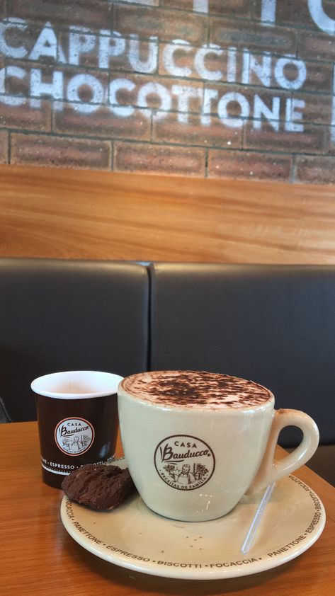 Aquele cafezinho no aeroporto que a gente adora! ☕️🍪 Cappuccino, Espresso, Tableware