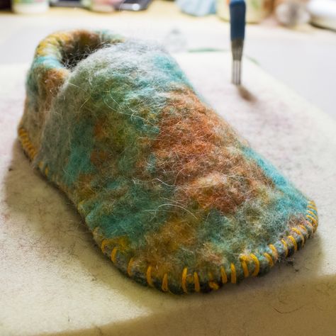 Felt Slippers Free Tutorial - Felting Fridays — Star Magnolias Felted Slippers Pattern, Felt Wool Slipper, Wool Ideas, Felted Christmas, Purl Bee, Felt Slippers, Diy Slippers, Diy Wool, Wet Felting Projects