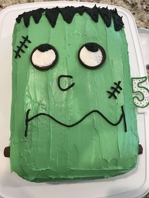 Frankenstein Cake Ideas, Frankenstein Cake, Frankenstein Party, Halloween Cupcake Cake, Zombie Cake, Halloween Snack, Halloween Cupcake, Halloween Cake, Cupcake Cake