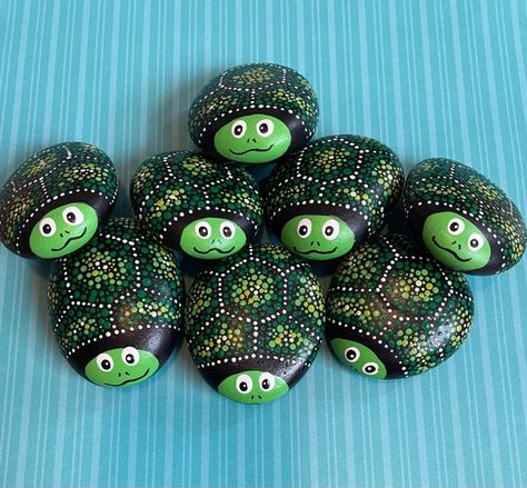 Dot Art Sea Turtle Hand Painted Rocks Small Gift Garden | Etsy Turtle Painted Rocks, Sea Turtle Decor, Turtle Rock, Diy Rock Art, Painted Rock Animals, Turtle Decor, Painted Rocks Craft, Painted Rocks Diy, Rock Painting Ideas Easy