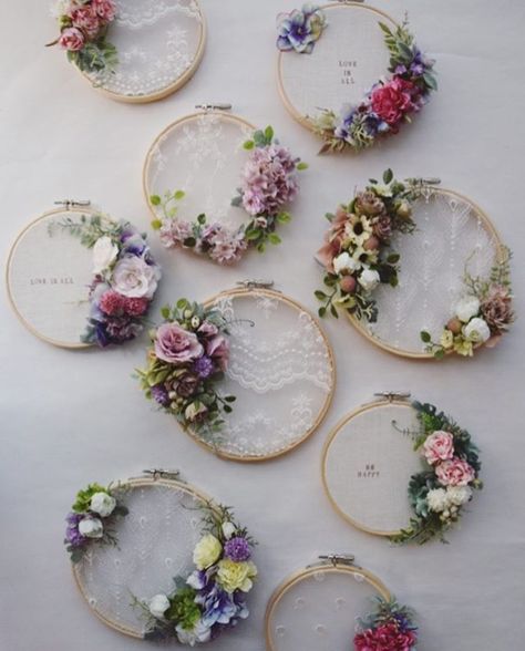 Wedding Embroidery Hoop, Dekoratívne Vence, Idee Cricut, Wedding Embroidery, Diy Wall Art Decor, Dream Catcher Diy, Floral Hoops, 자수 디자인, Deco Floral