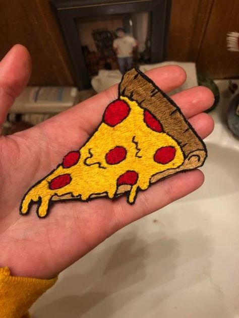 Pizza Embroidery, Food Embroidery, Mikey Tmnt, Diy Pizza, Embroidery Crafts, Rug Ideas, Pizza Slice, Embroidery Hoop Art, Embroidery Craft