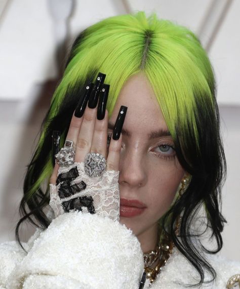 Billie Eilish Hair Color, Billie Eilish Hair, Billie Eilish Outfits, Roots Hair, Green Hair, Aesthetic Wallpaper, Billie Eilish, Memoirs, Hair Trends