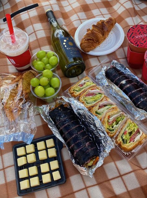 Creative Picnic Ideas, Cute Picnic Food, Fall Picnic Aesthetic, Picnic Fall, Fruit Picnic, Picnic Food Ideas, Easy Picnic Food, Picnic Date Food, Picnic Sandwiches