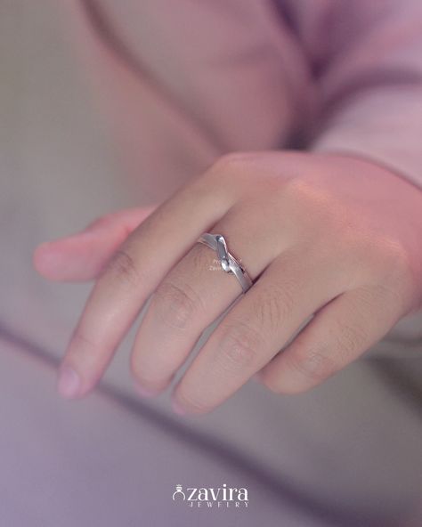 Boleh banget nih pakai desain cincin kawin ini buat nikahanmu. Cincin pria nggak pakai batu sama sekali, cocok banget karena aktifitas pria yang lebih banyak diluar, nggk khawatir kalau batunya lepas. ㅤ Bisa dibuat dengan bahan emas, palladium, platinum atau silver. Terserah kamu aja, tinggal sesuaikan dengan budget mu ㅤ #cincinkawinemas #cincinemas #cincincouple #cincinnikahmurah #cincintunanganemasputih #cincinkawinjakarta #cincinkawinemasputih #cincinukir #cincinbagus Platinum