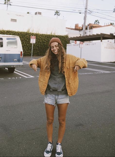 Surfer Girl Clothes, Louise Maurisset, Surfer Girl Outfits, Surfer Chic, Surfergirl Style, Fitness Queen, Granola Girl Aesthetic, Surfer Girl Style, Granola Girl