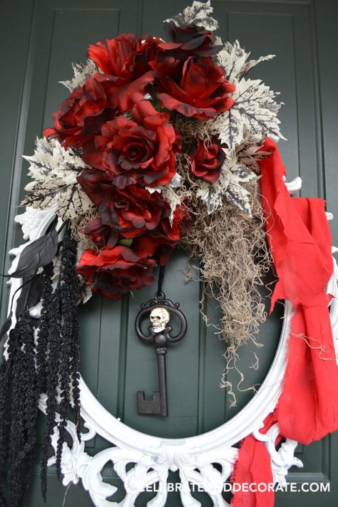 Style your own creepy wreath on an old picture frame.  Step by step tutorials! Frame Wreaths, Picture Frame Wreath, Dekorasi Halloween, Diy Halloween Wreath, Vibrant Bouquet, Adornos Halloween, Elegant Halloween, Halloween Decor Ideas, Halloween Wreaths