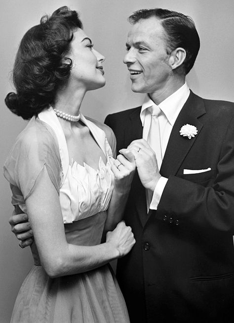 Ava Gardner and Frank Sinatra on their wedding day, 1951. A great couple, they had such a torrid time together. Ava Gardner Frank Sinatra, Southern Wedding Dresses, Stars D'hollywood, Richard Chamberlain, Loretta Young, Iconic Weddings, Celebrity Wedding Dresses, Hollywood Couples, Carole Lombard