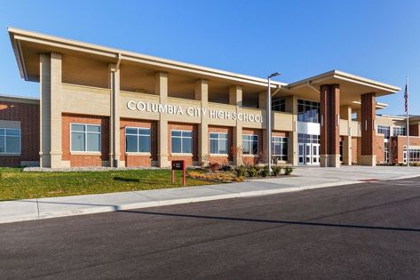 Small High School Building, Aesthetic High School Exterior, School Building Design Ideas, American School Building, High Schools Exterior, High School Exterior Design, Modern High School Exterior, High School Building Exterior, Small School Exterior