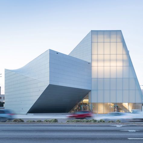 Architect Steven Holl has completed an exhibition and performance arts centre for the Virginia Commonwealth University, which has been captured new set of images by Dutch photographer Iwan Baan. Steven Holl Architecture, Virginia Commonwealth University, Steven Holl, Institute Of Contemporary Art, Translucent Glass, Glass Facades, Ancient Architecture, Futuristic Architecture, Commonwealth