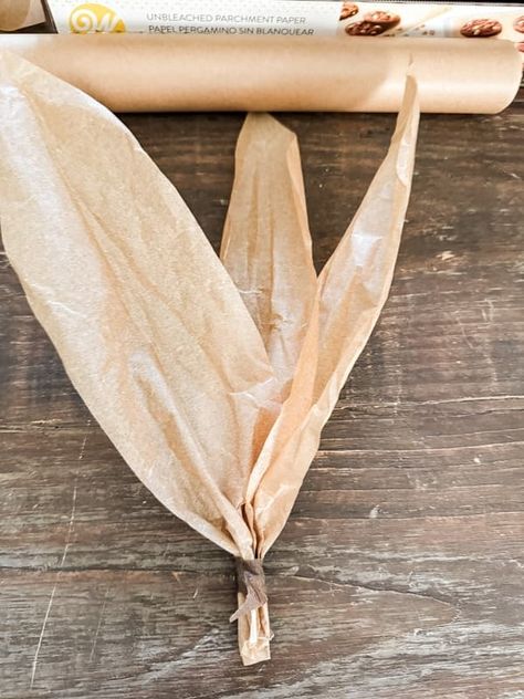 DIY Realistic Faux Corn Husk Wreath with Parchment Paper Diy Corn Husk, Media Kit Design, Corn Husk Wreath, Loft Shop, Corn Husk Dolls, Spooky Wreath, Sweet Gum, Corn Stalks, Wire Wreath Frame