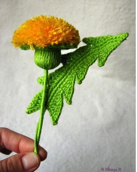 How to DIY Crochet Yarn Dandelion Bouquet free pattern with picture tutorial Dandelion Tutorial, Crochet Dandelion, Personalized Crochet, Diy Fleur, Crochet Plant, Crochet Leaves, Knitted Flowers, Crochet Diy, Creation Couture