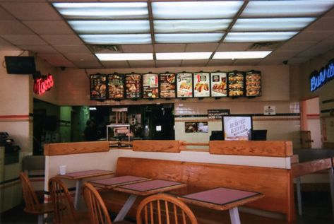 What Fast Food Restaurants Look Like in the 80s | 80s Fast Food Old Fast Food Restaurants, 90s Fast Food Restaurant, 80s Fast Food, 80s Restaurants, Fast Food Restaurant Design, Vintage Fast Food, 80s Food, Fast Food Workers, Mall Food Court