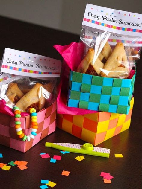 Homemade Mishloach Manot Baskets - Kids craft for Purim from Brenda Ponnay. Homemade woven paper Mishloach Manot baskets for Purim. Free printable Purim treat bag topper. Jewish craft, kids, family via @toriavey Purim Crafts Preschool, Purim Preschool, Mishloach Manot Ideas, Purim Mishloach Manot, Purim Basket, Purim Crafts, Mishloach Manos, Purim Gifts, Mishloach Manot