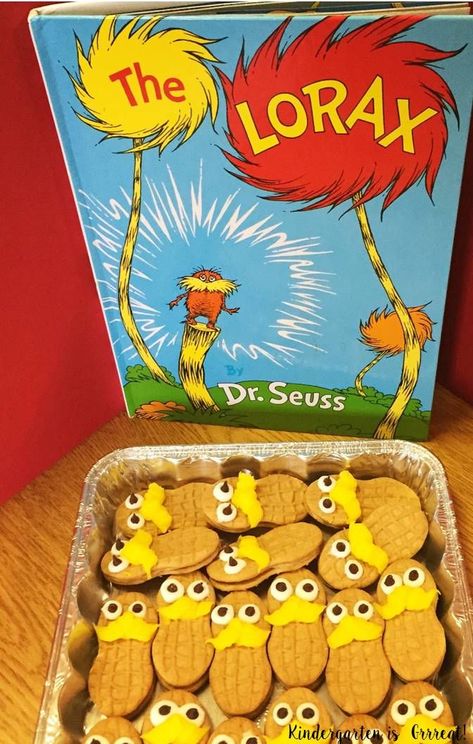 These yummy Dr. Seuss snack ideas for preschoolers are perfect whether you're celebrating Dr. Seuss's birthday or Read Across America. Dr Seuss Snacks, Lorax Birthday, Lorax Party, Doctor Suess Birthday, Dr Seuss Party Ideas, Dr Seuss Classroom, Dr Seuss Activities, Dr Seuss Crafts, Baby Shower Snacks